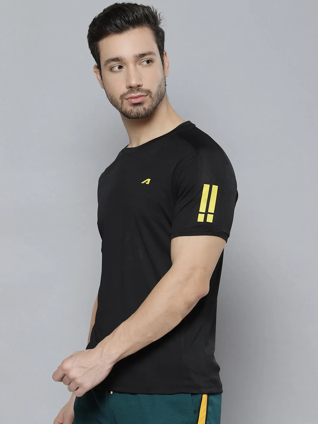 Alcis Men Black Solid T-shirt